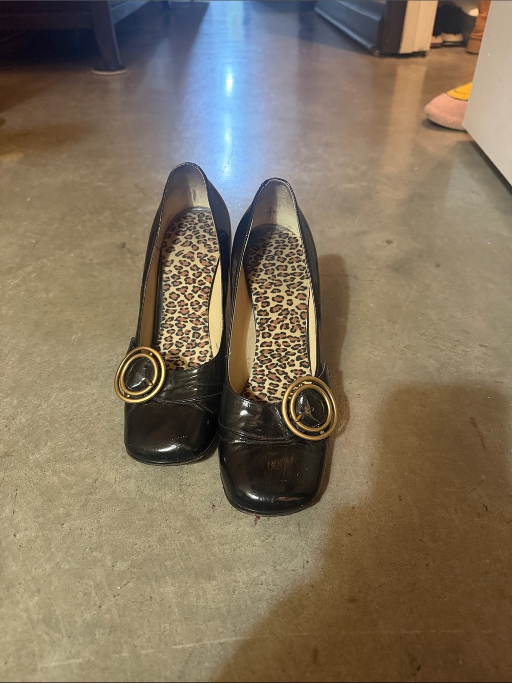 VINTAGE chloe Women's Black Square-Toe Pumps with Gold Buckle